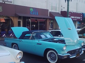 Classic Car in front of La Penca Azul
